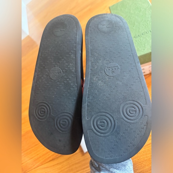 WOMENS size 37 Gucci Pursuit Slide Sandal - Picture 4 of 4